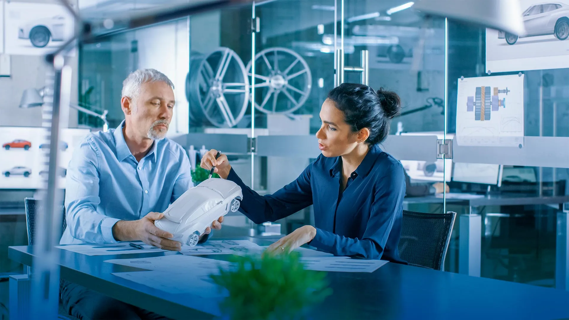 Mujer liderando proyecto automotriz