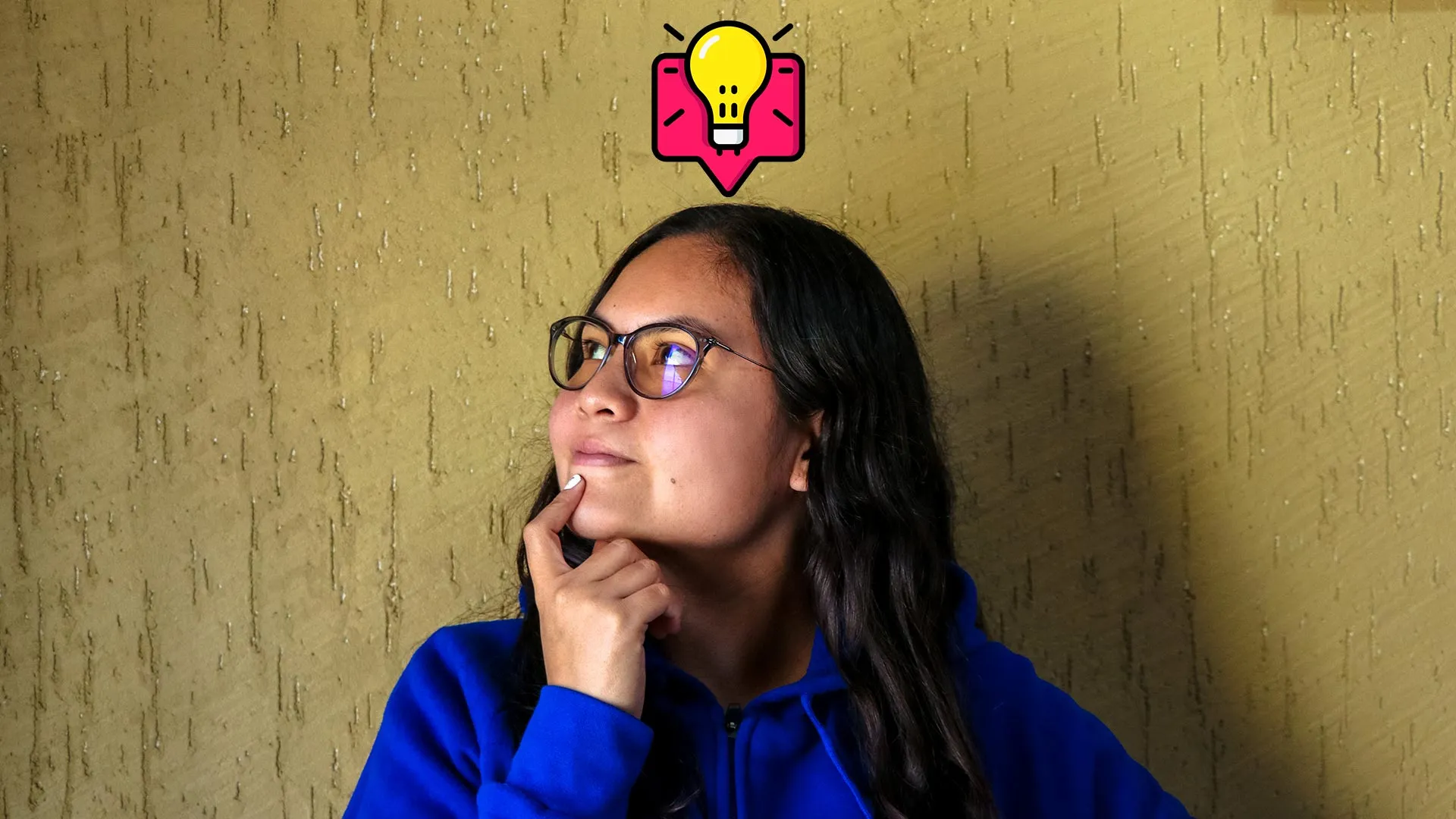 Joven pensando en una idea