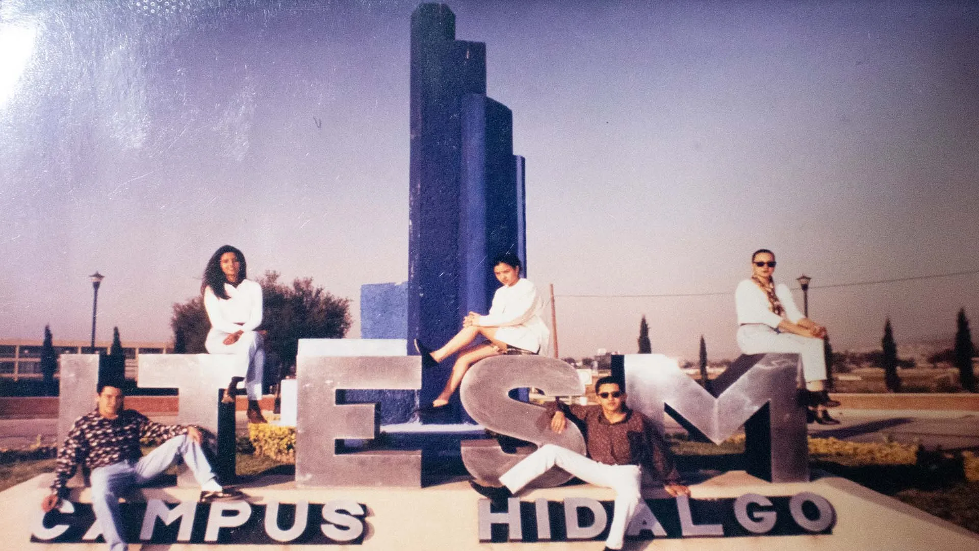 Alumnos frente a entrada antigua de Campu Hidalgo