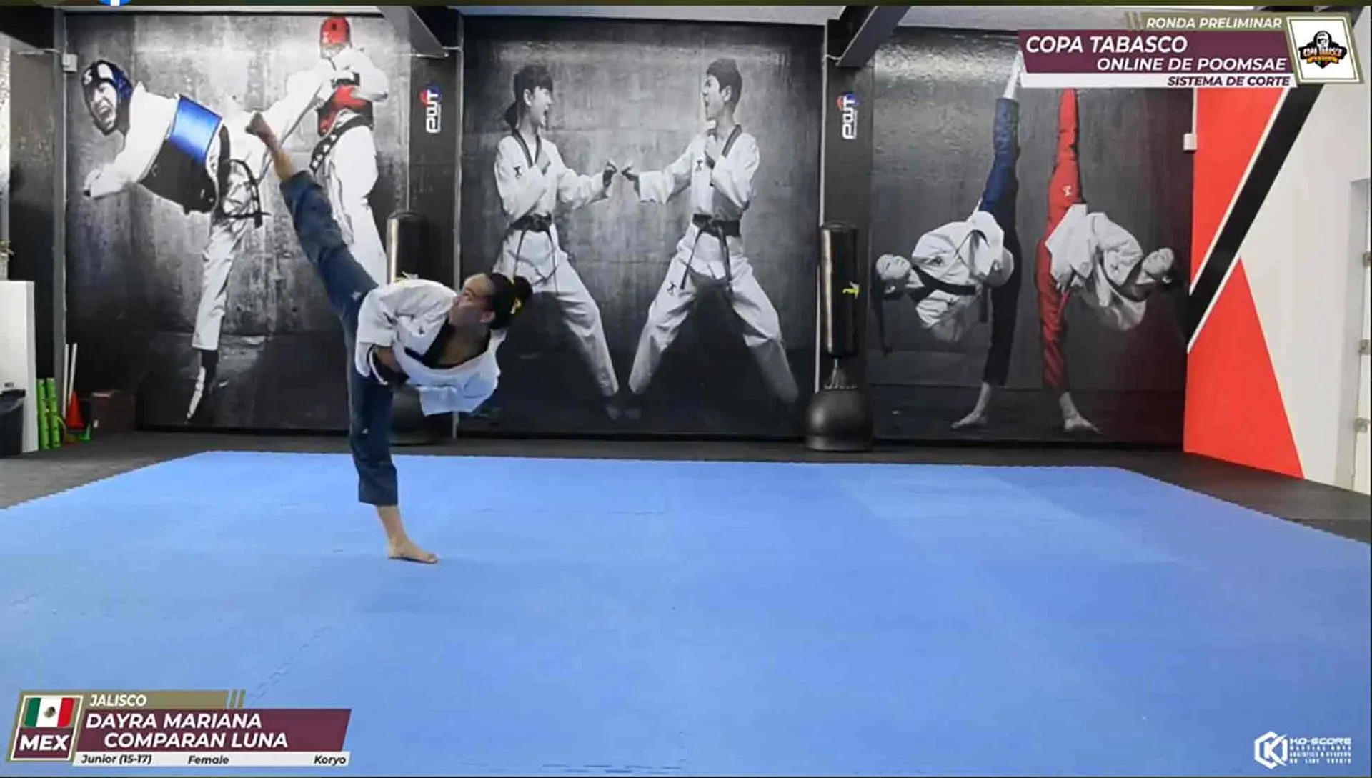 Alumna de Prepa Tec realiza su demostración de formas en taekwondo en la Copa Tabasco 2020.