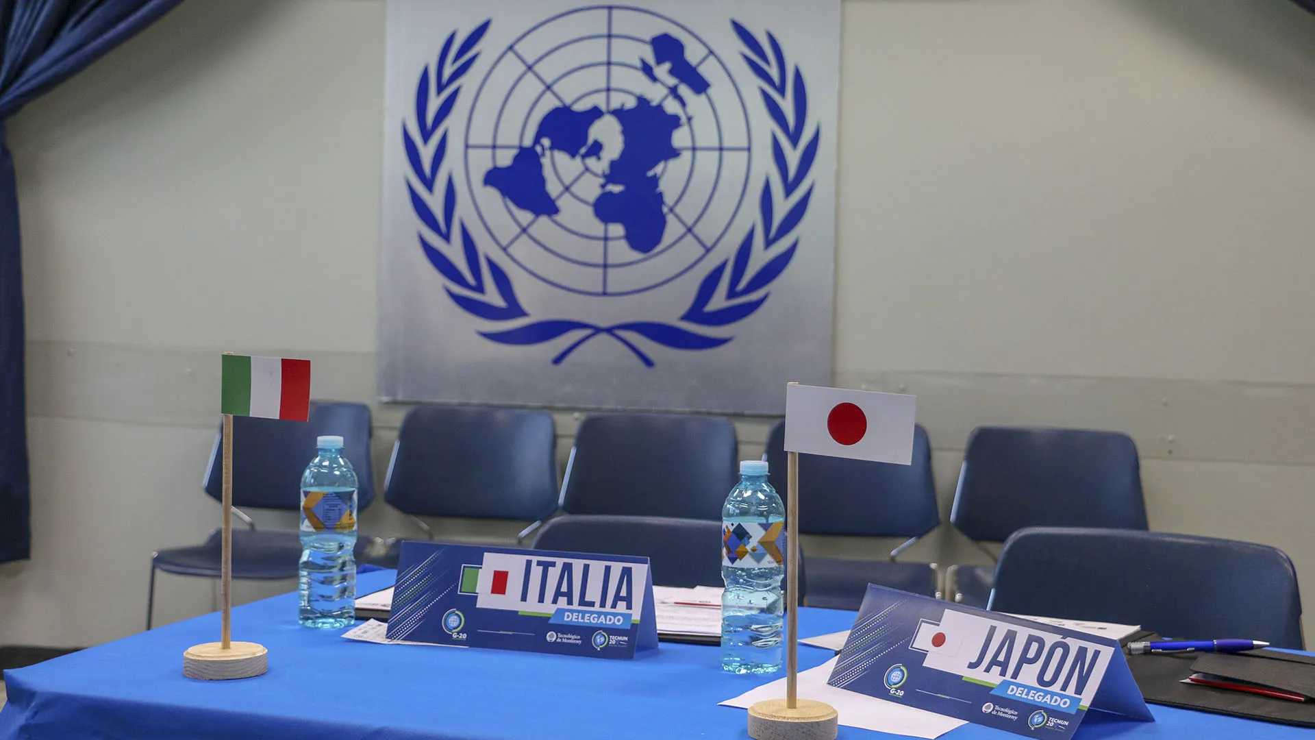 Estudiante con traje formal debatiendo en tecmun