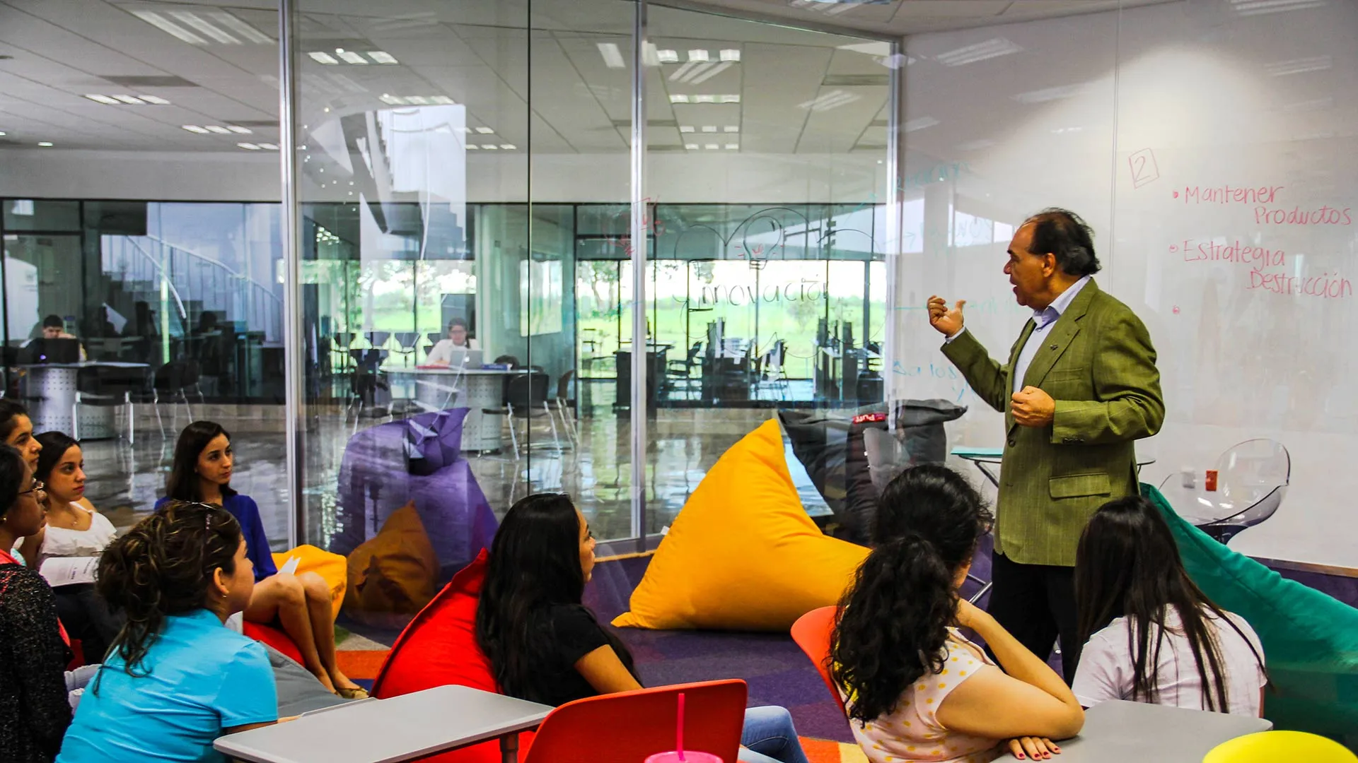 Juan Di Costanzo impartiendo clases en Tec campus Tampico