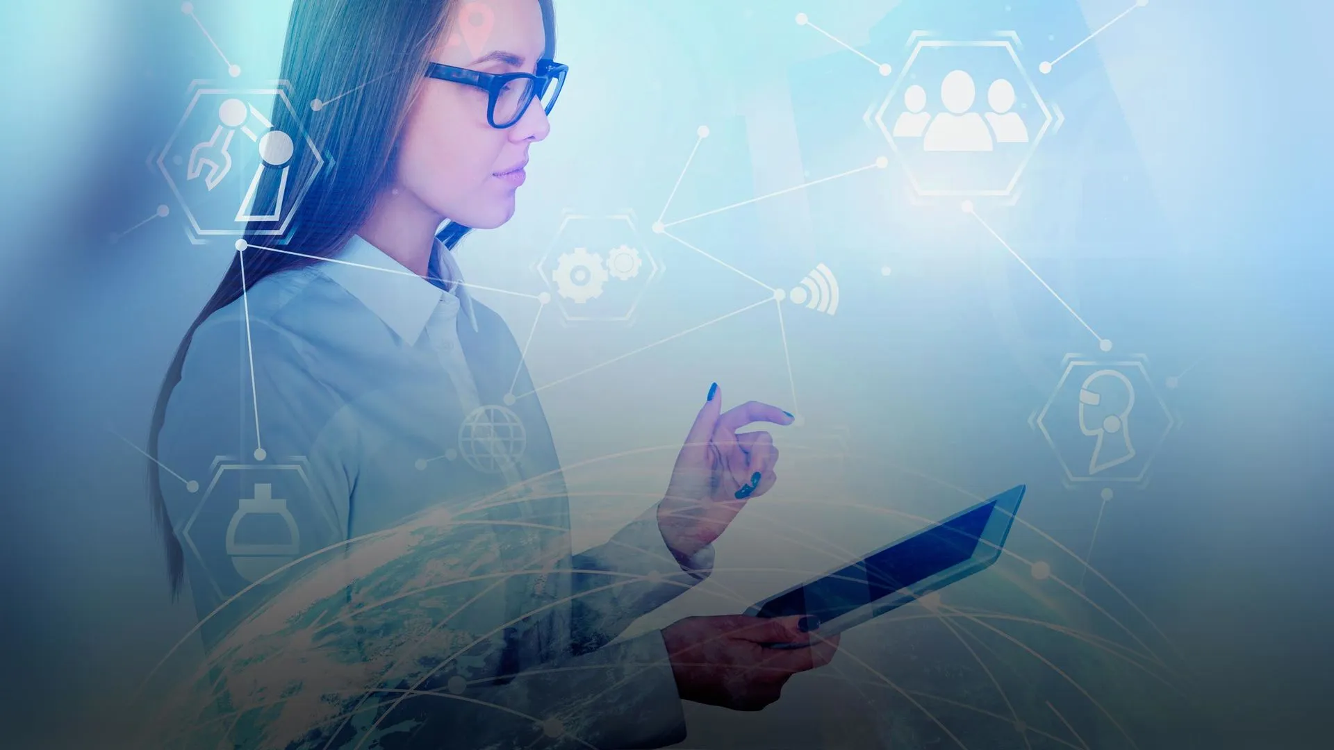 Mujer sosteniendo una tablet , alusión a temática tecnológica