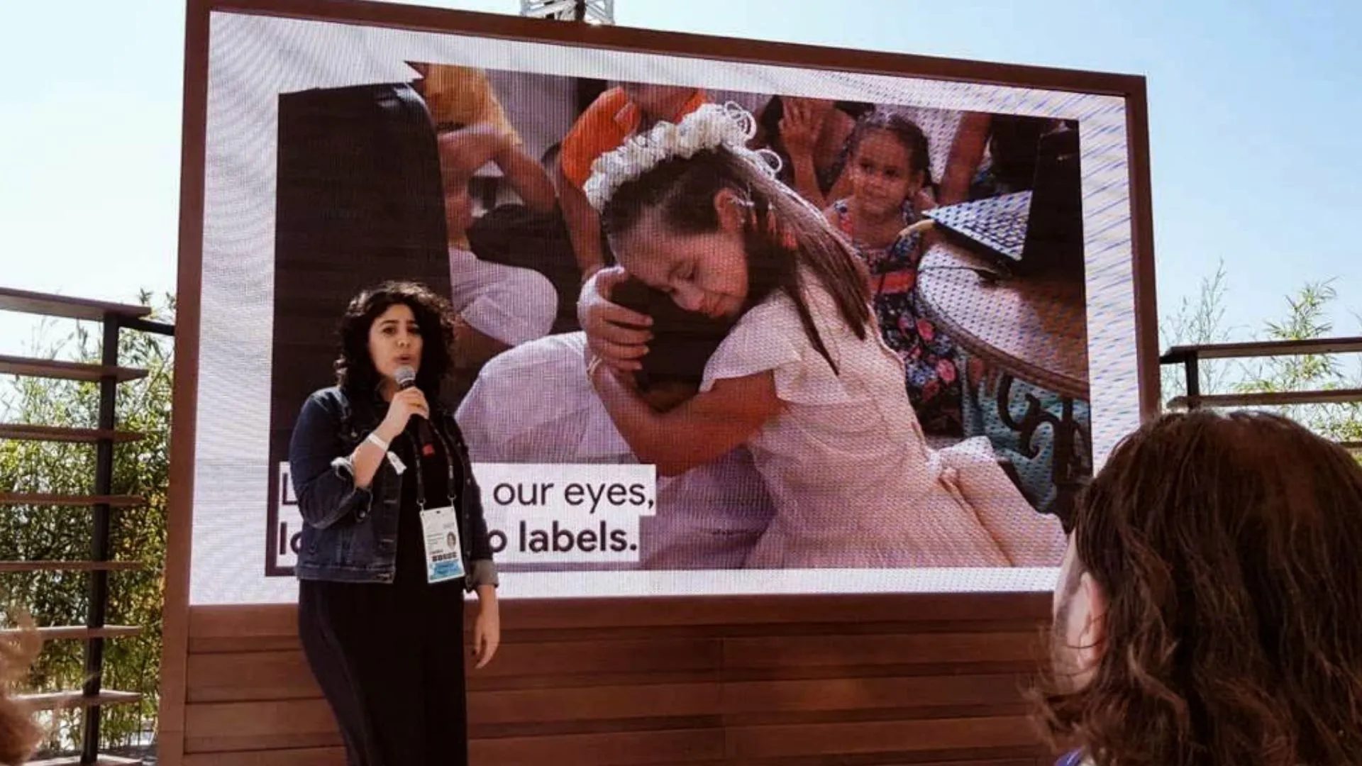 Diana dando conferencia en Cannes