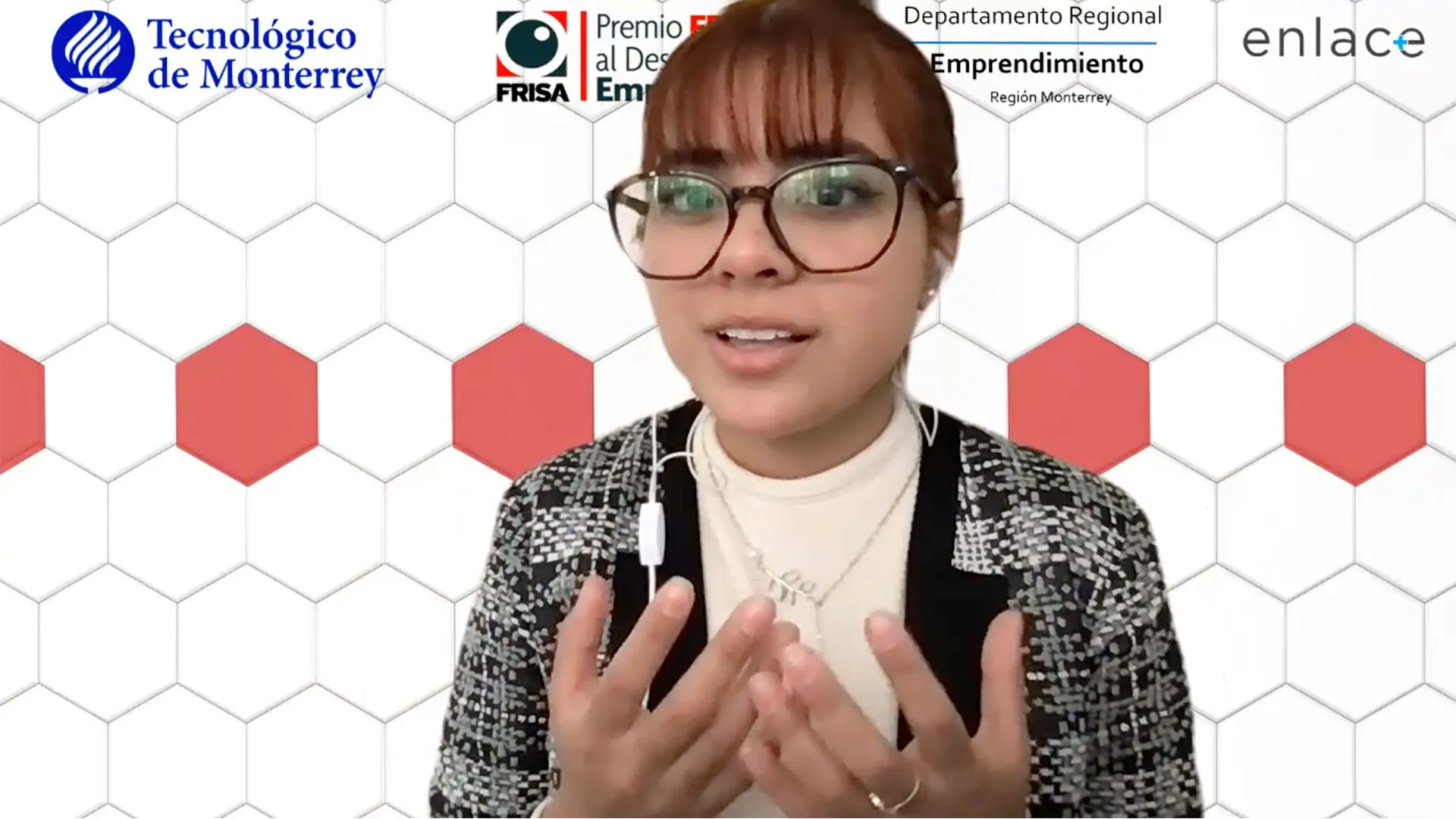 Aylin en la ceremonia del Premio FRISA.