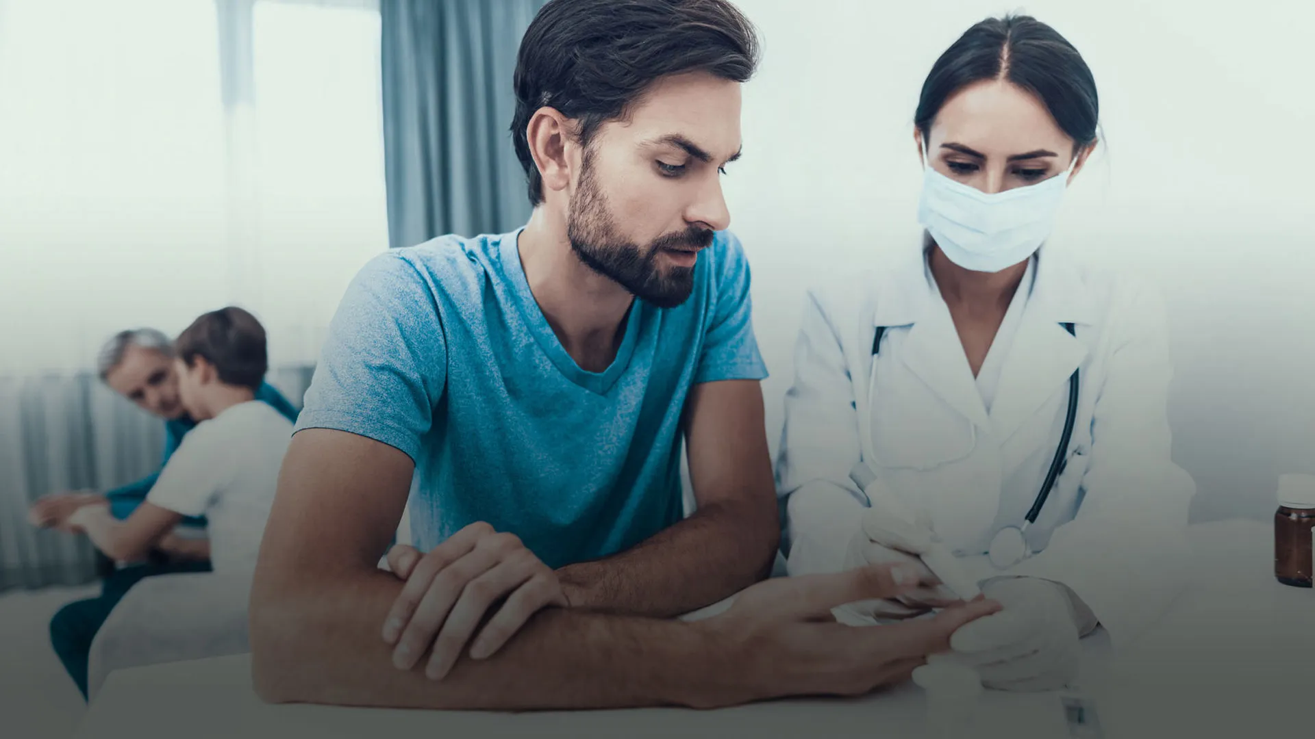 Hombre joven junto a doctora aplicando prueba de glucosa