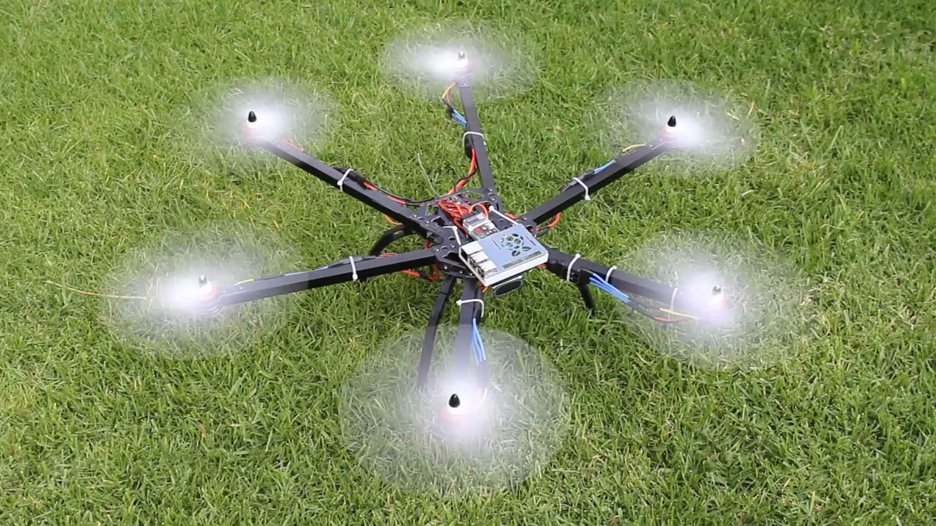 Dron de monitoreo ambiental en prueba de vuelo