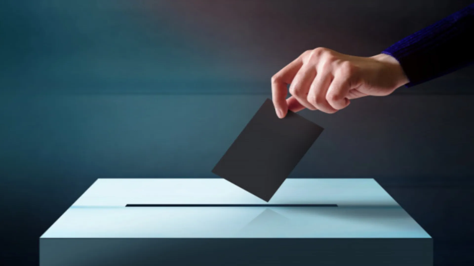 Persona emitiendo voto