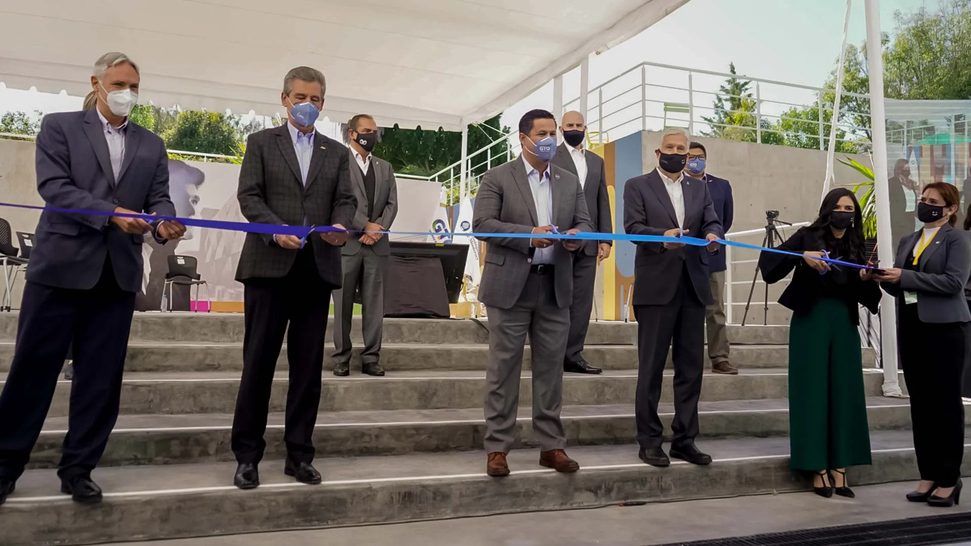 Autoridades Tec e invitados de gobierno estatal y municipal cortando el listón de las nuevas instalaciones de PrepaTec en campus León