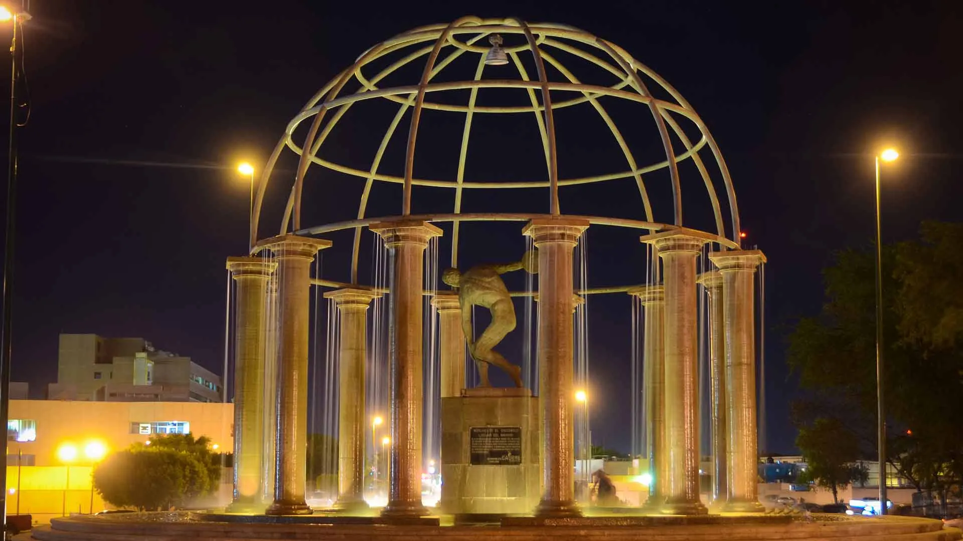 El callejón oscuro que se iluminó por la iniciativa de dos jóvenes