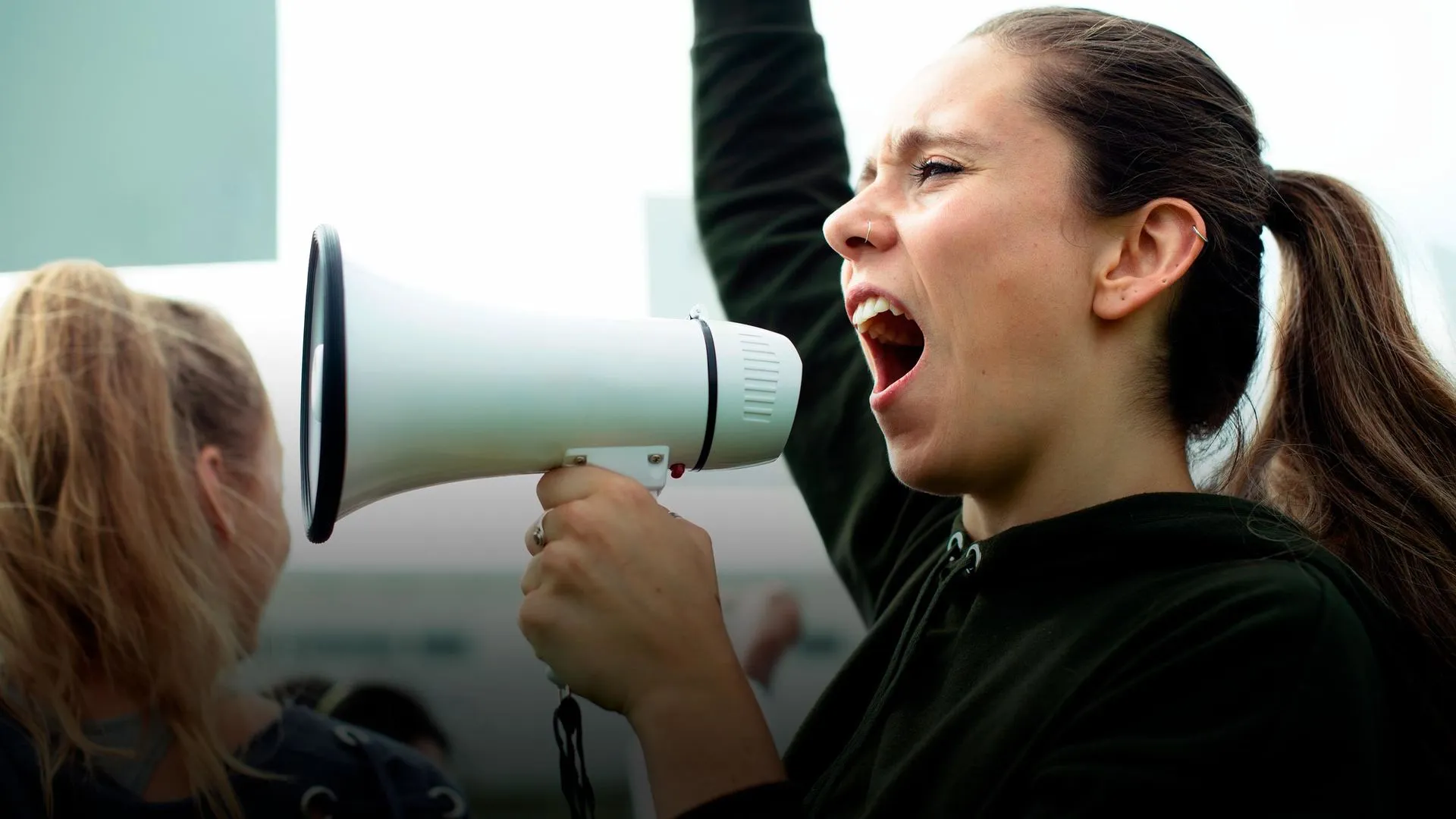 Mujer alzando la voz en protesta