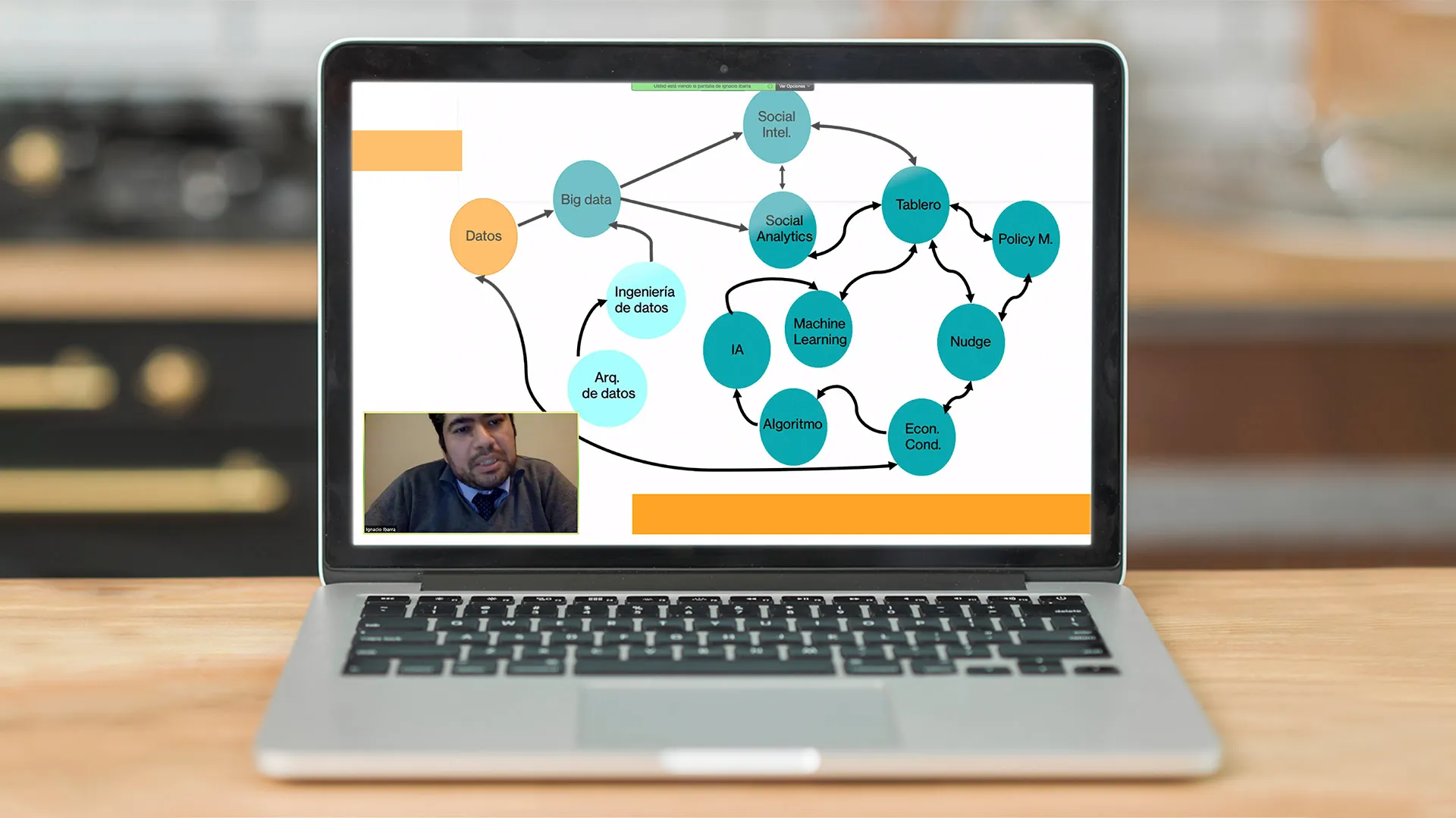 El doctor Ibarra con su propuesta para la creación de políticas públicas con ayuda del análisis de datos.