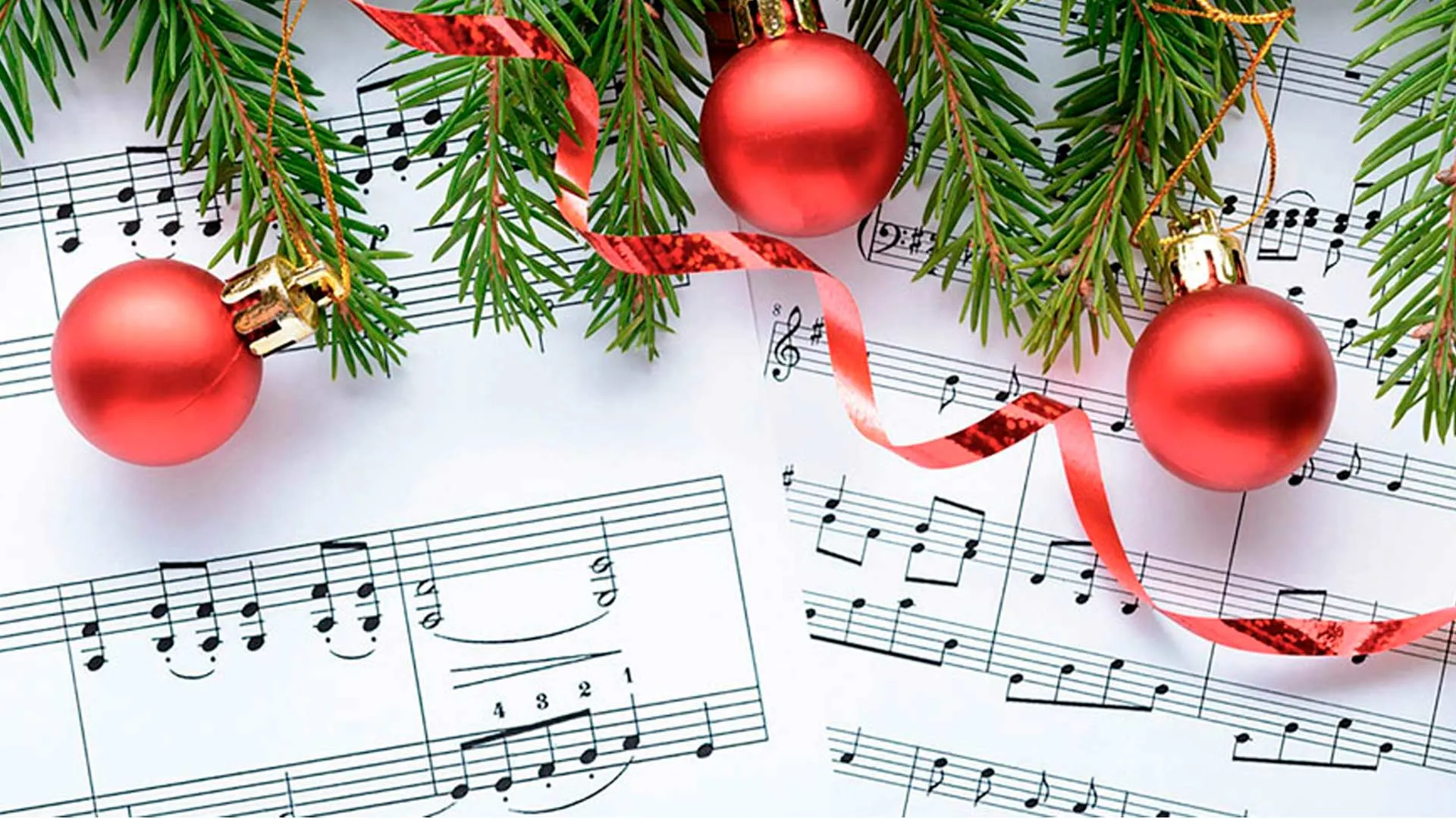 esferas navideñas junto a acordes musicales