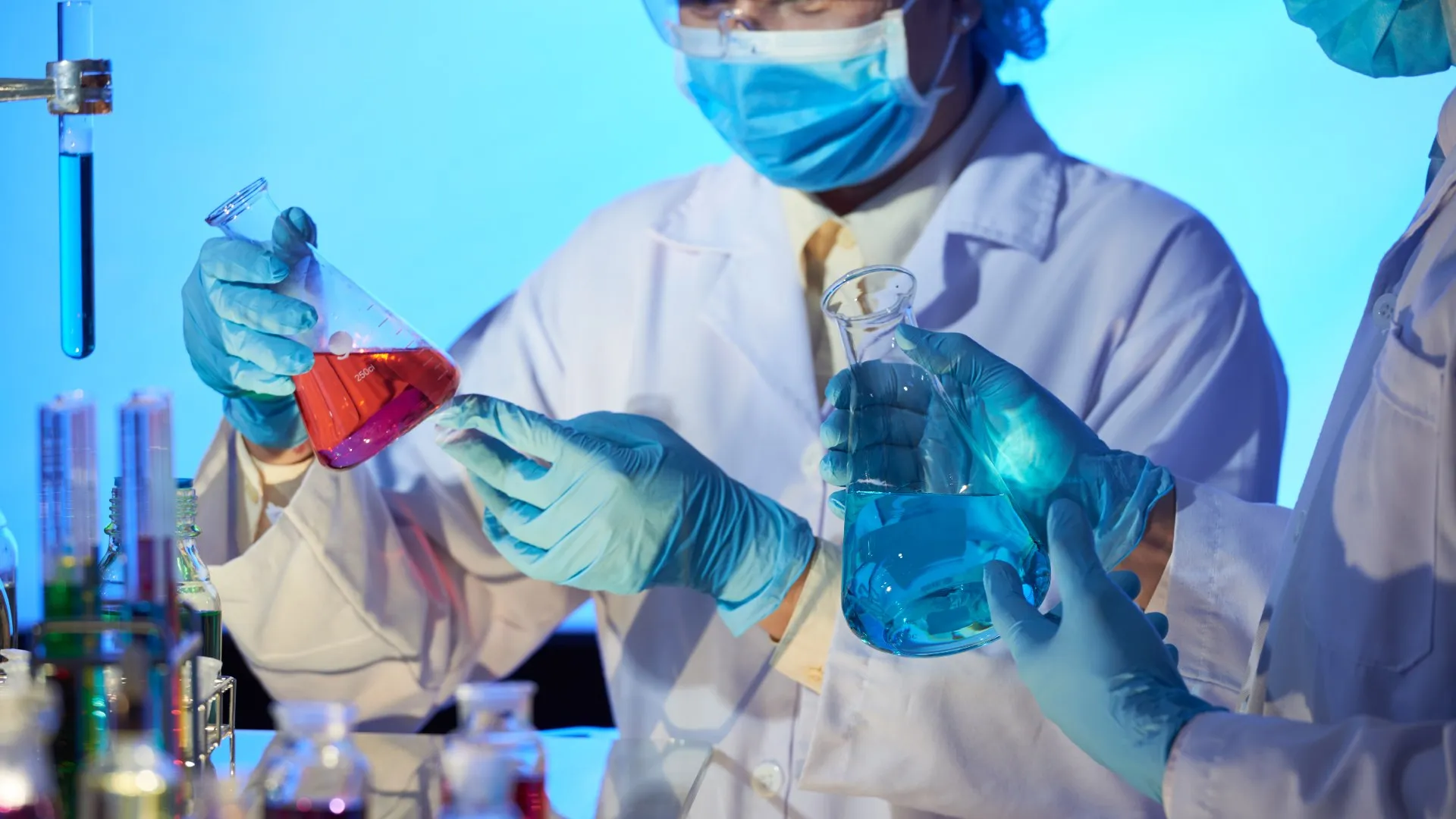 Estudiantes en laboratorio analizan muestras 