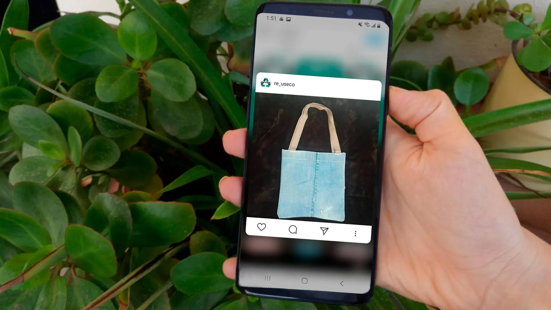 Instagram de RE-USE mostrando una de sus bolsas ecológicas 