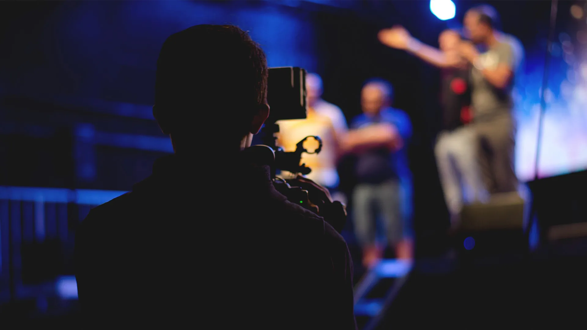 Estudiantes Tec trainees de producción en película Locas por el Cambio