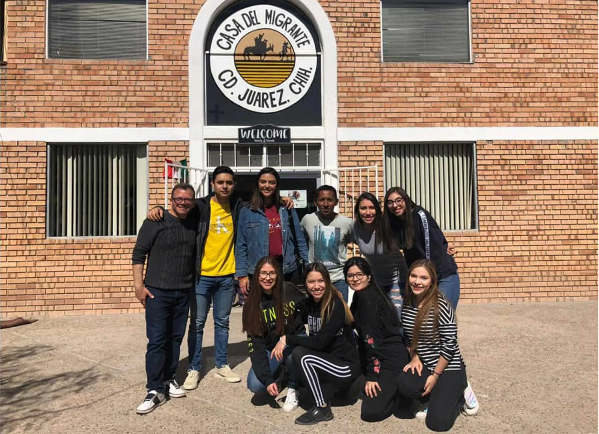 Alumnos y maestro visitan la Casa del Migrante