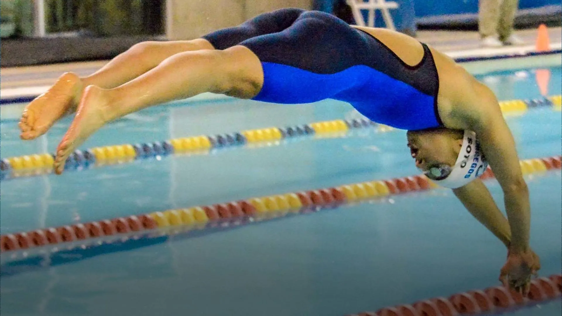 Se lanza, nada y llega con disciplina a su meta: graduarse del Tec