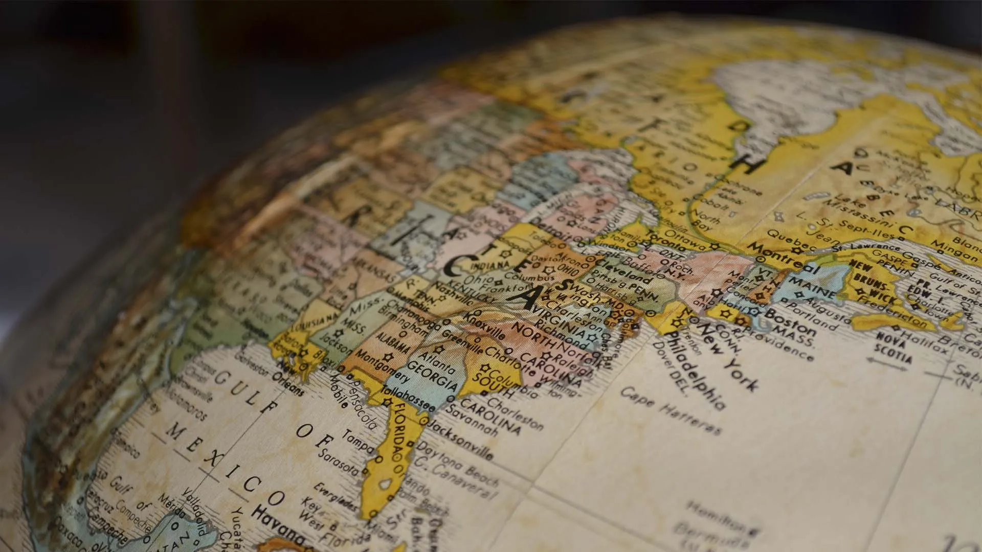 Globo terráqueo colorido donde se ve el continente americano