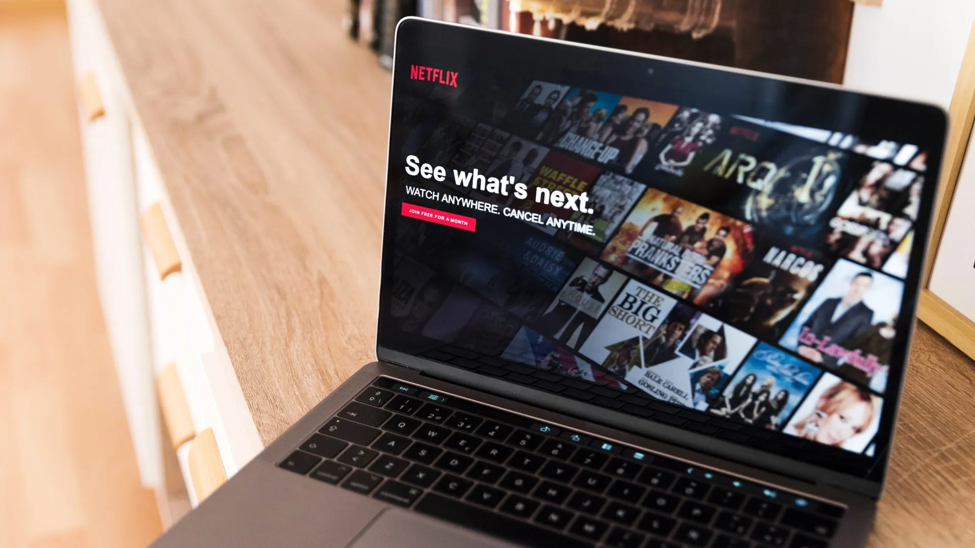 Computadora mostrando plataforma de streaming