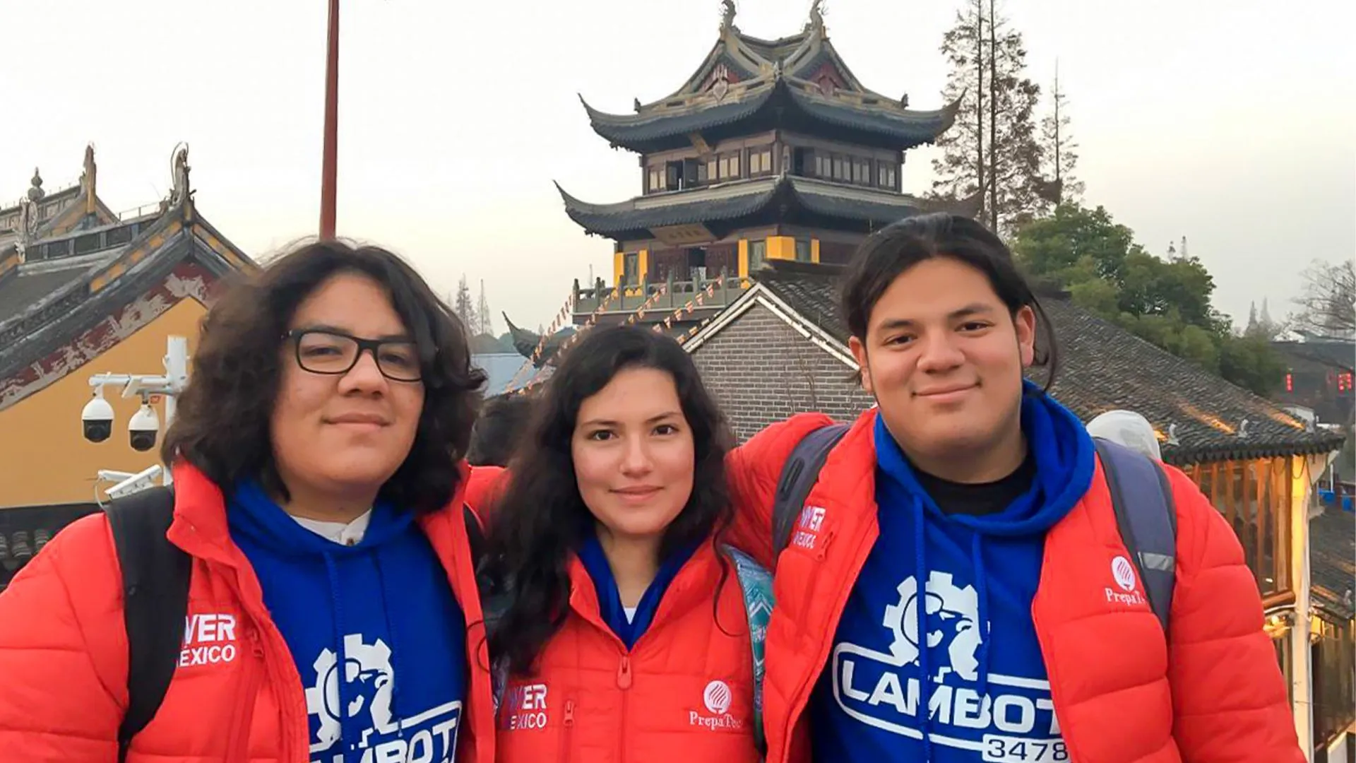 Integrantes del equipo "LamBot 3" en China.