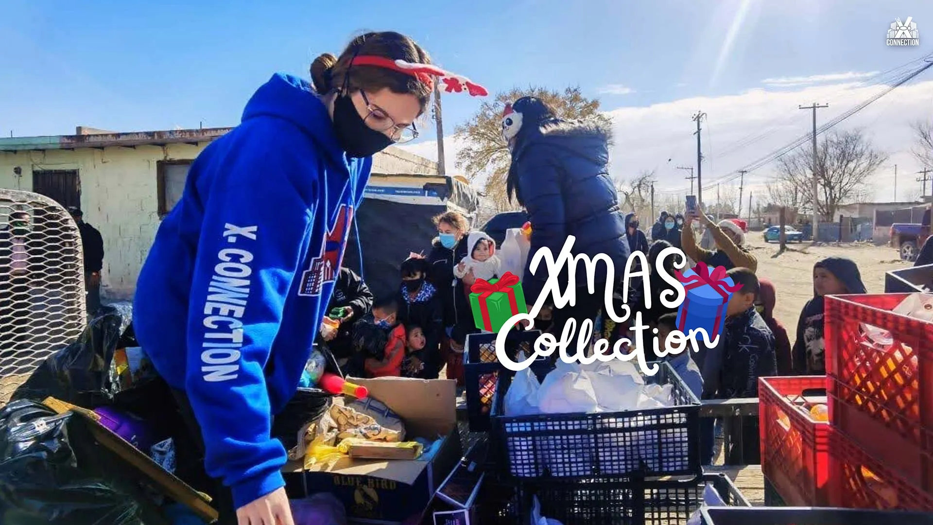 Ileana Álvarez entregando los regalos junto a su familia.