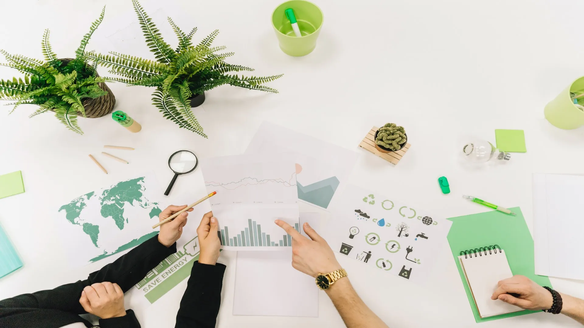 grupo-de-personas-investigando