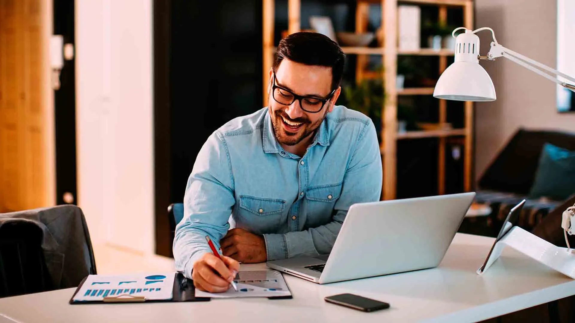 Hombre haciendo home office