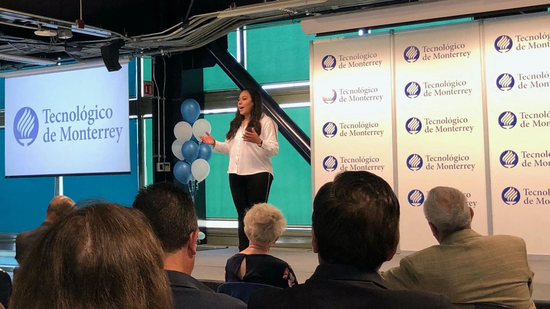 Ana Campos dando su discurso en Toastmasters 