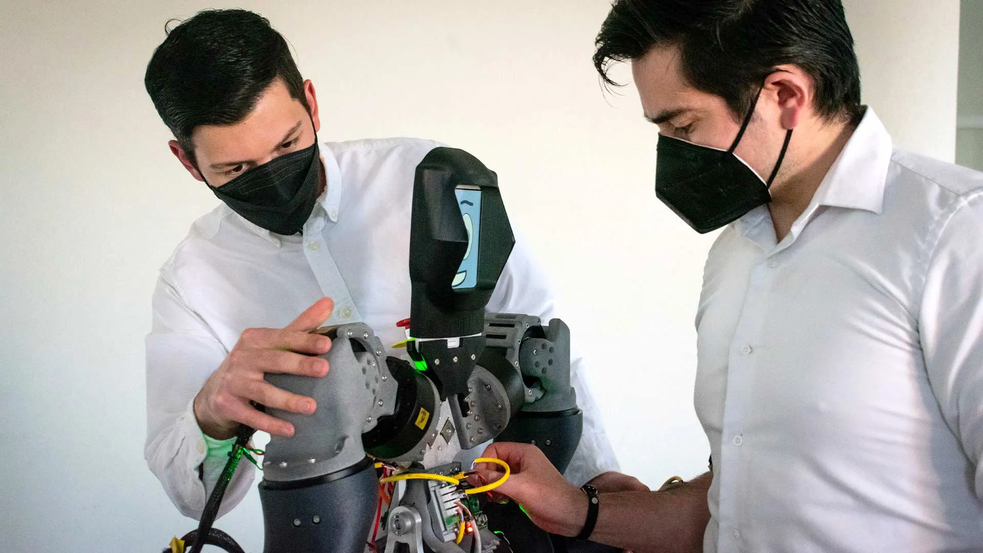 Estudiantes crean robot para competir internacionalmente