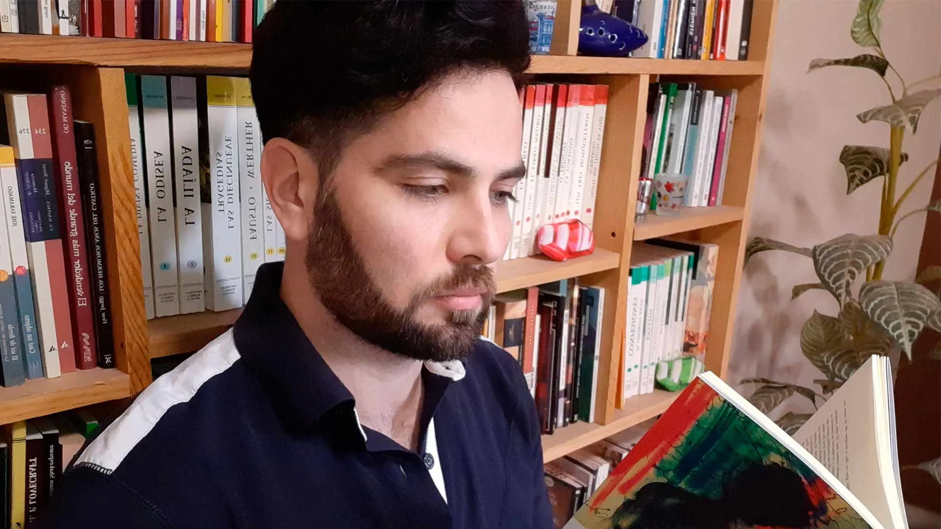 Isaac López leyendo su libro Inventario de la desesperanza 