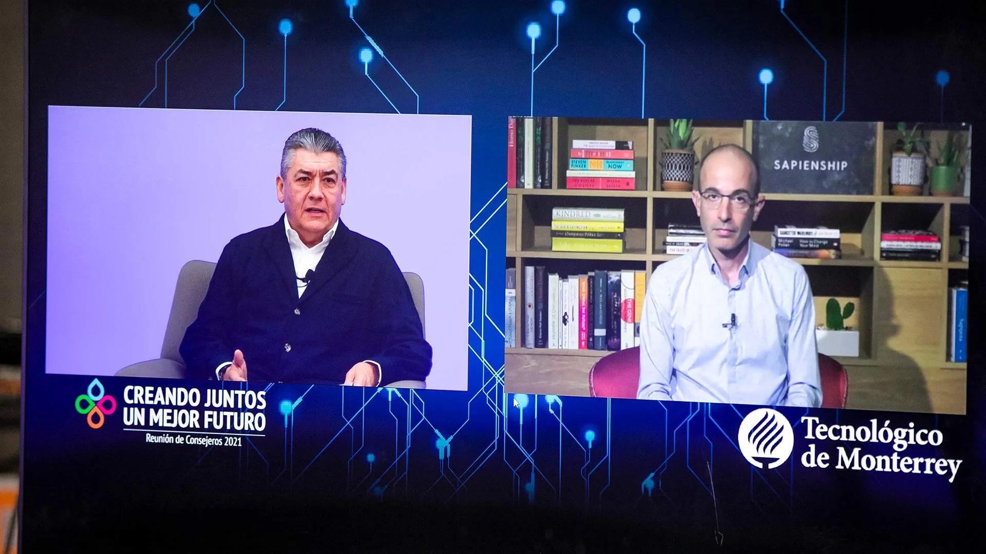 Yuval Noah Harrari en plática guiada por José Antonio Fernández, presidente del Consejo Directivo del Tec de Monterrey.