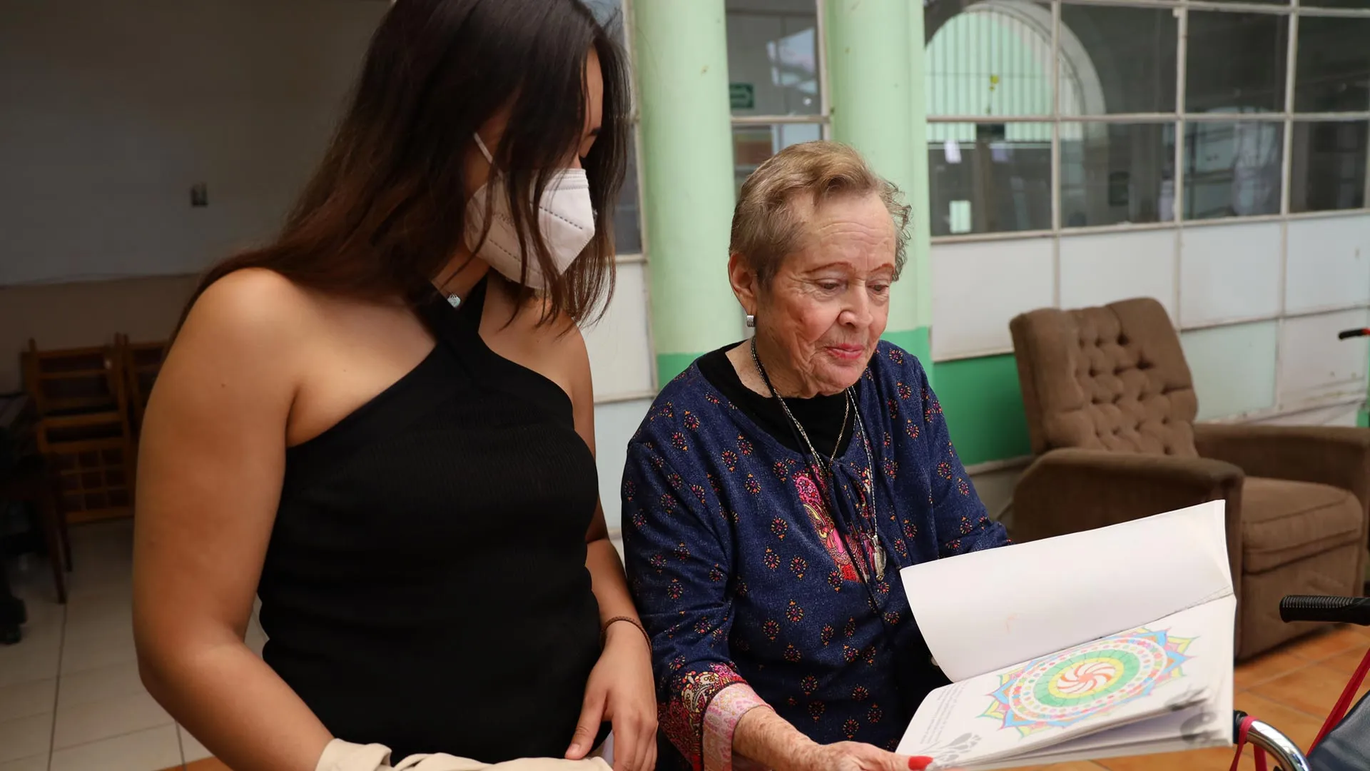 La iniciativa adopta una abuelita dona comida a mujeres de escasos recursos.