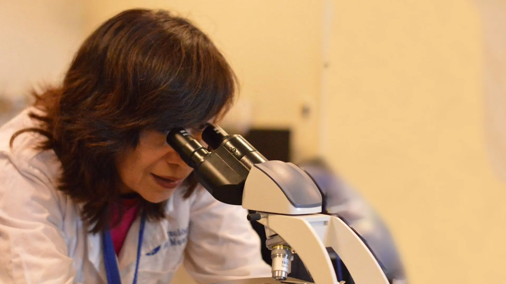 La profesora de ciencias en PrepaTec, María del Pilar Ponce crea proyecto de laboratorio interactivo en casa.