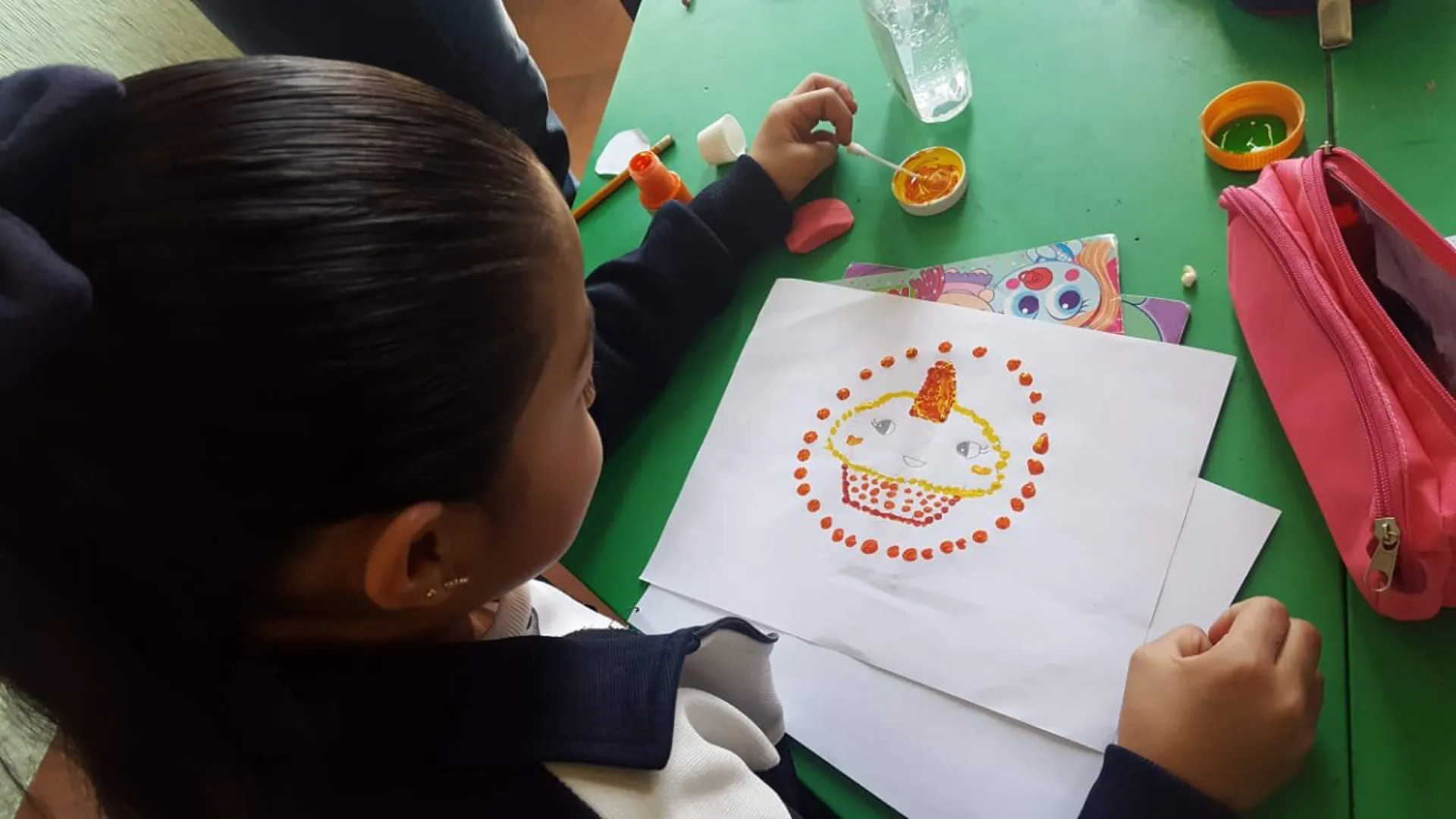 Niña en taller de Lecturnio