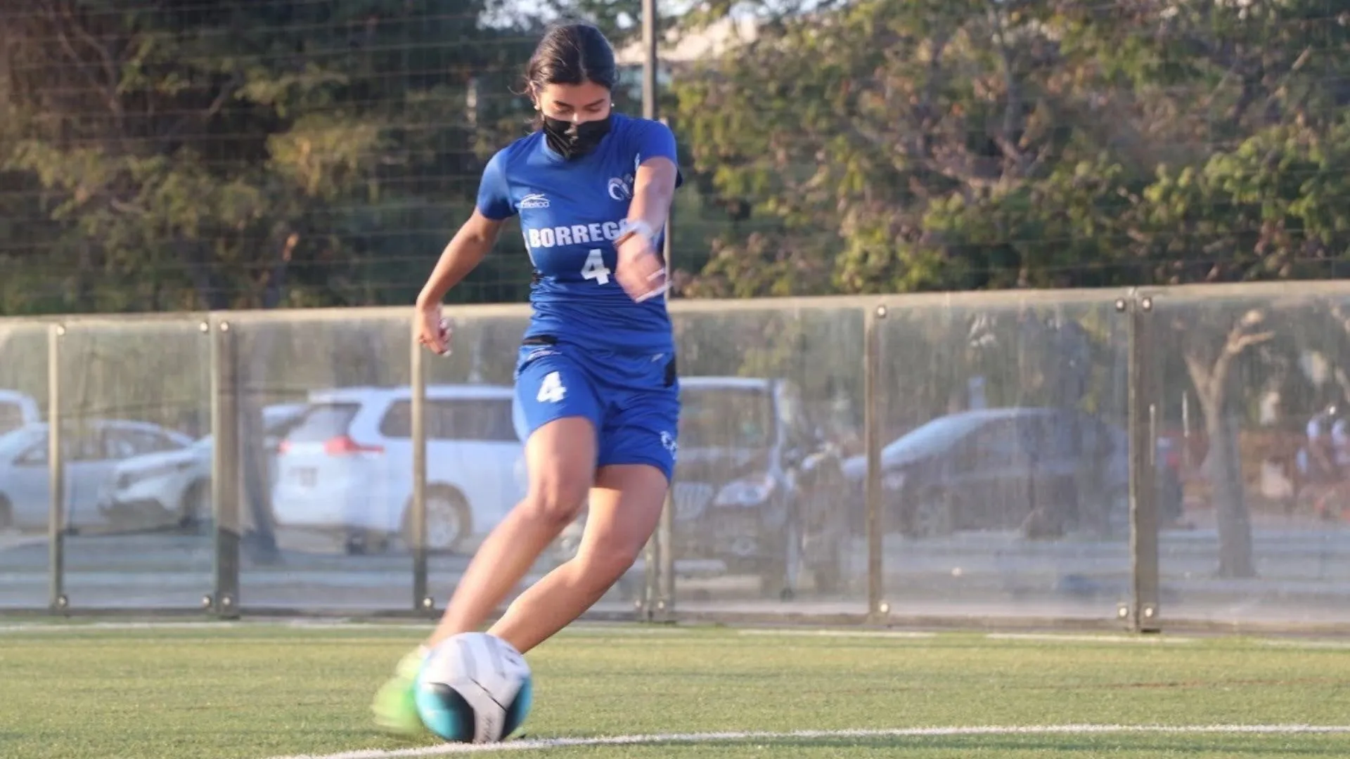 Integrante de Borregos Tampico de la disciplina de fútbol controlando un balón.