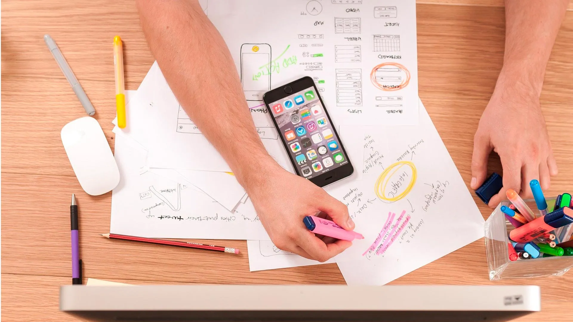 manos organizando una app