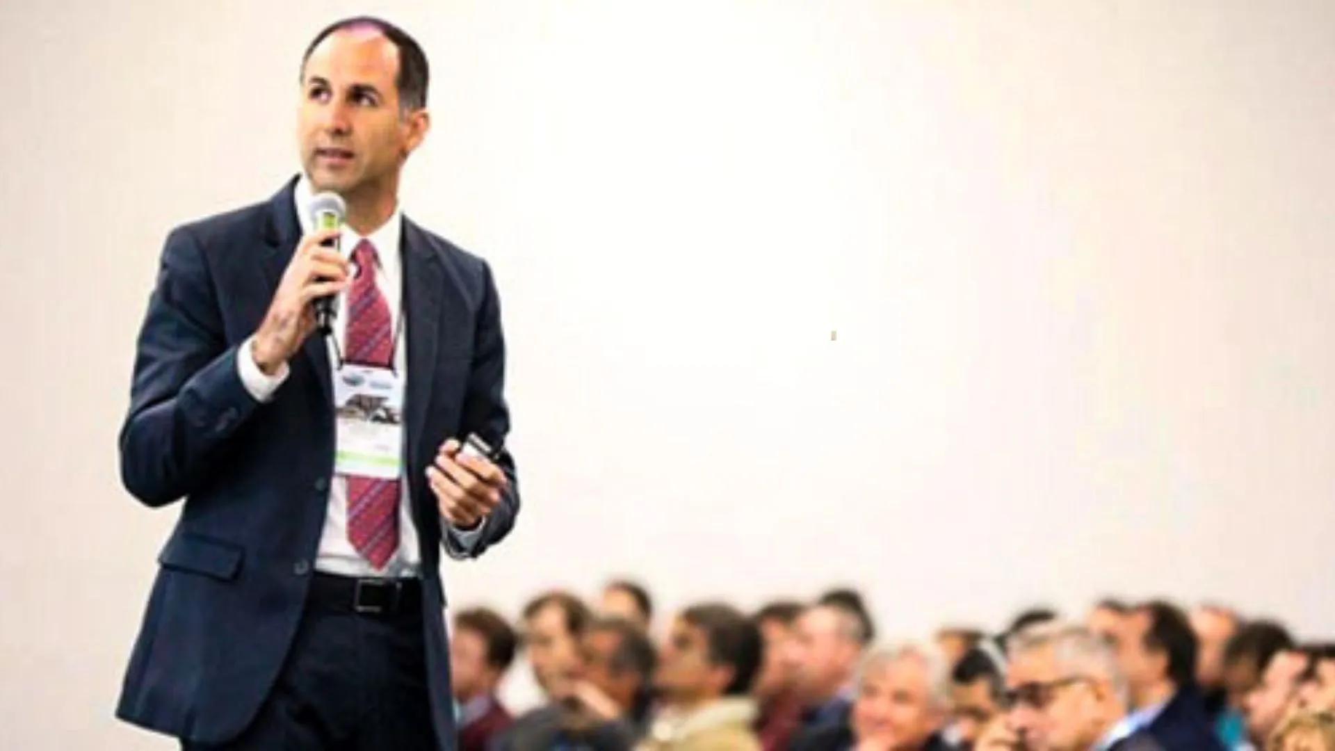 José Ángel García Elizondo dando una plática