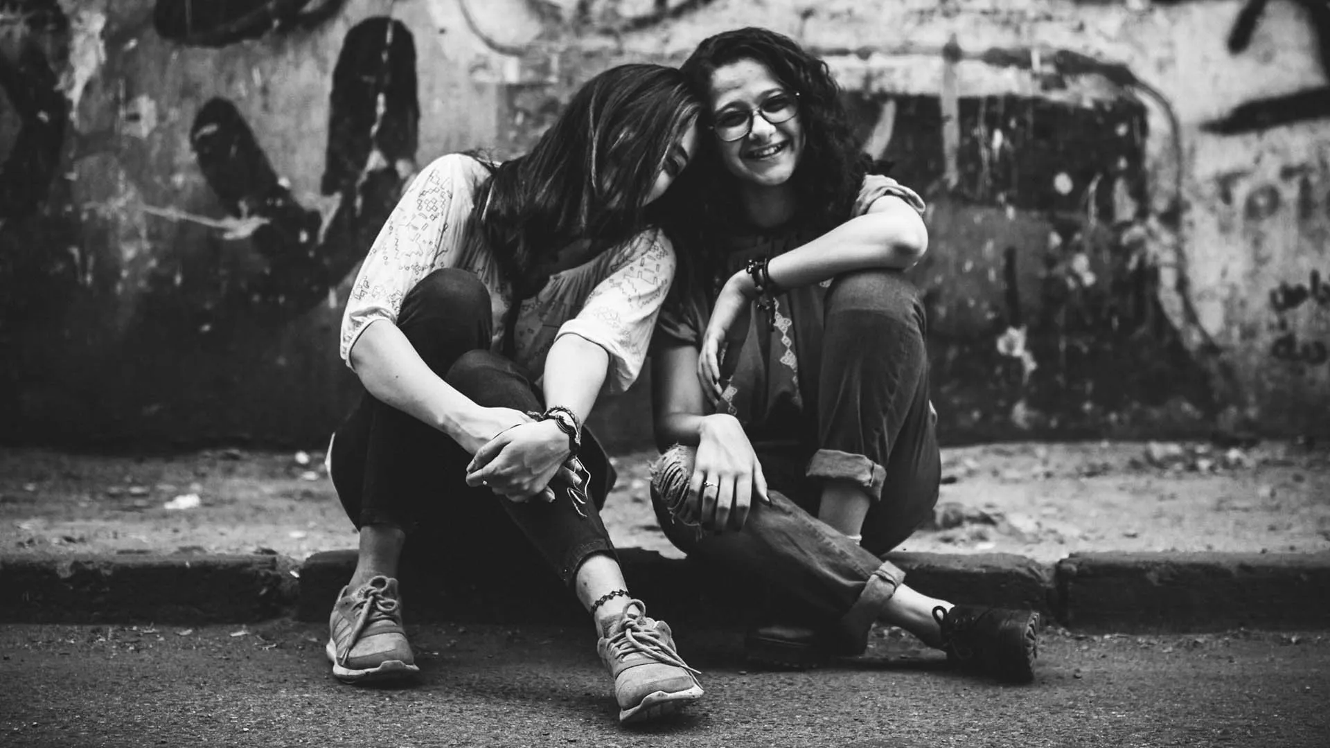 Mujeres sonriendo en calle