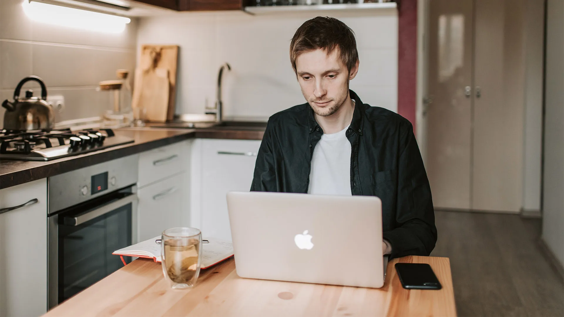 Ahorro y talento a distancia: enlista experto ventajas del home office