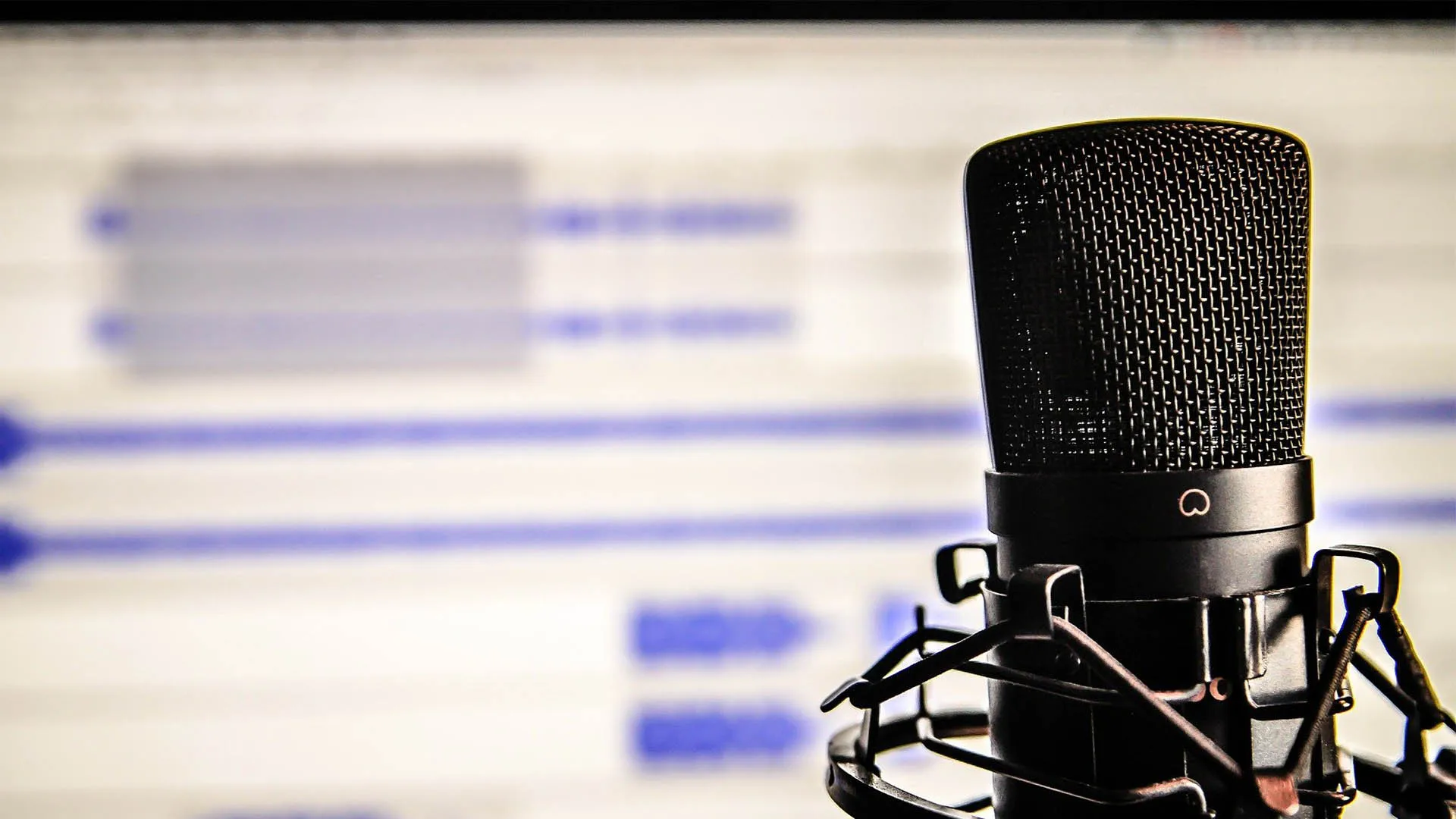 micrófono de grabación y computadora.