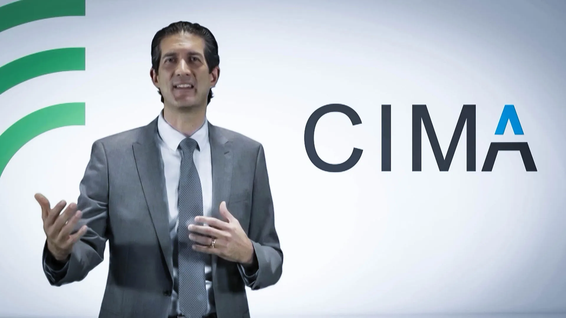 Bruno Zepeda, líder de Tecmilenio, explicando el plan de la institución