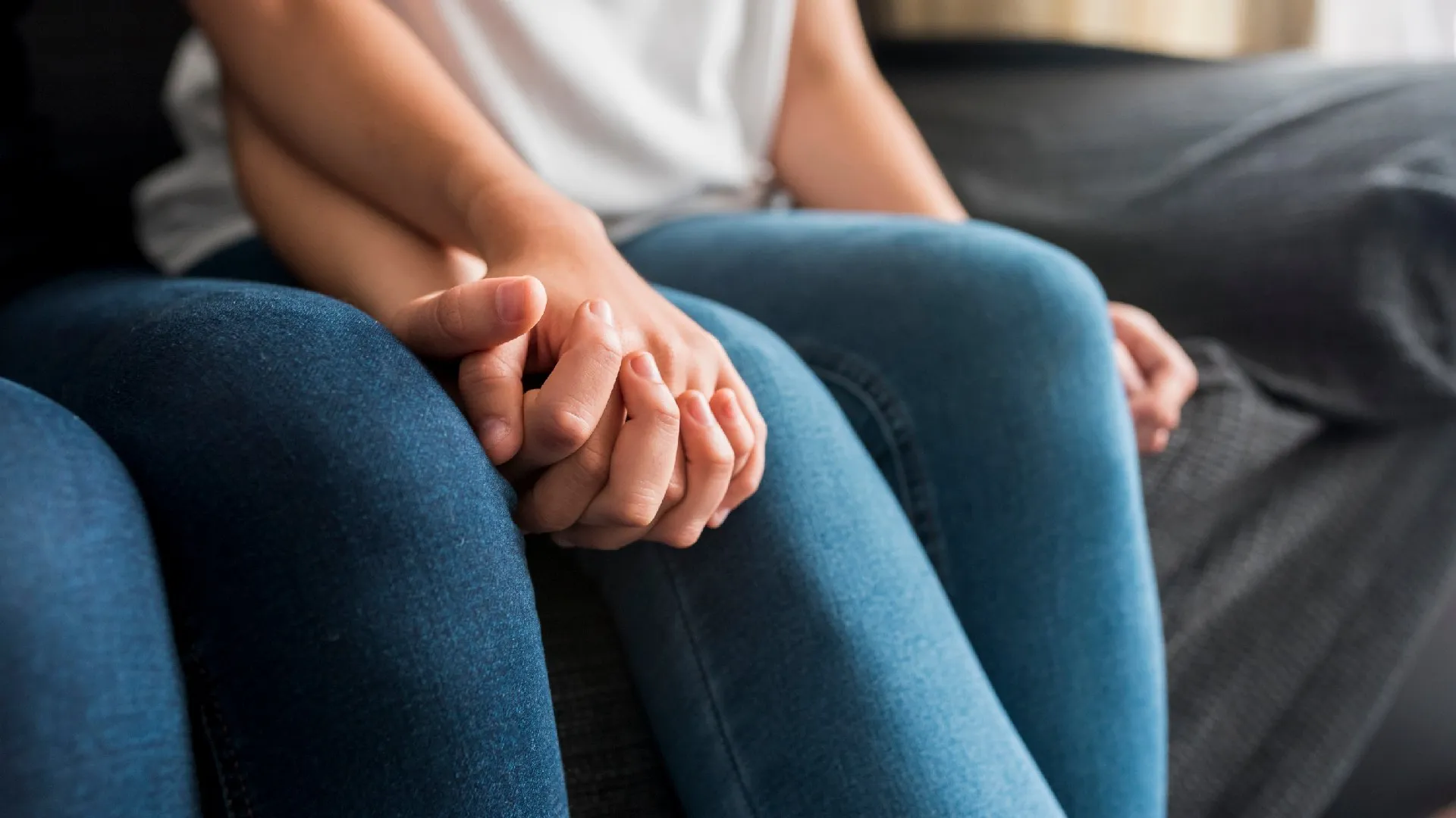 pareja tomándose de las manos