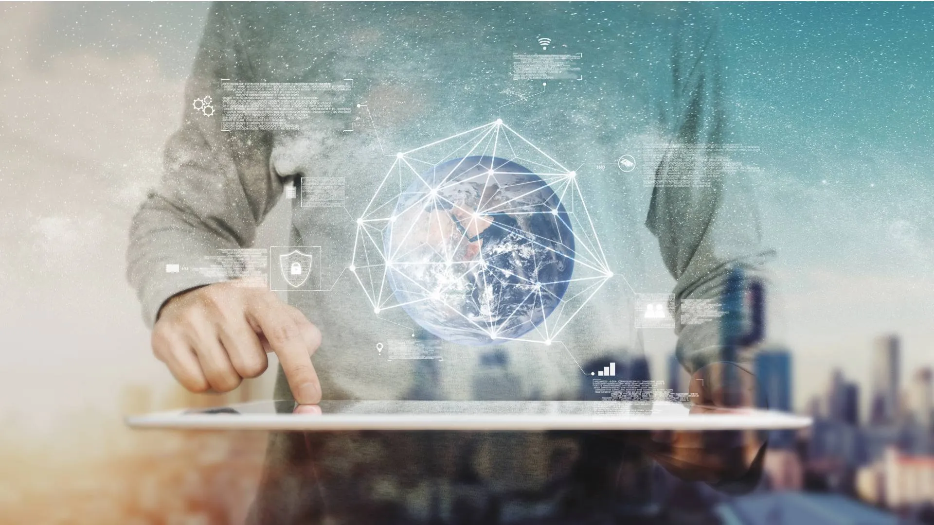 Persona sosteniendo tablet con globo terraqueo