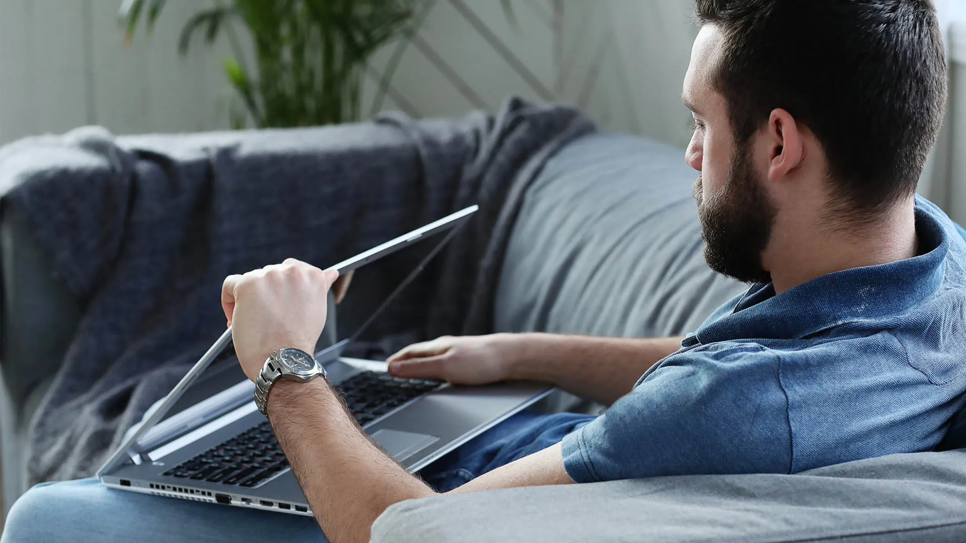 Hombre cerrando su computadora