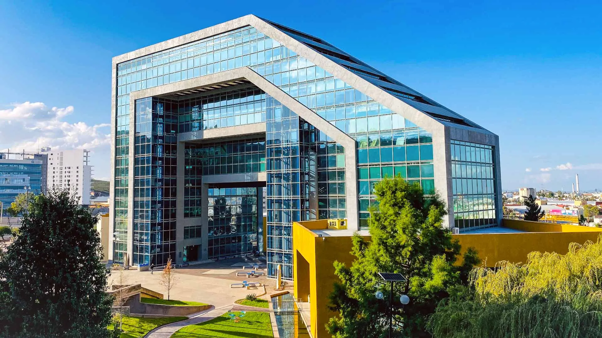 Edificio III del campus San Luis Potosí visto desde la parte trasera con vegetación a los lados.