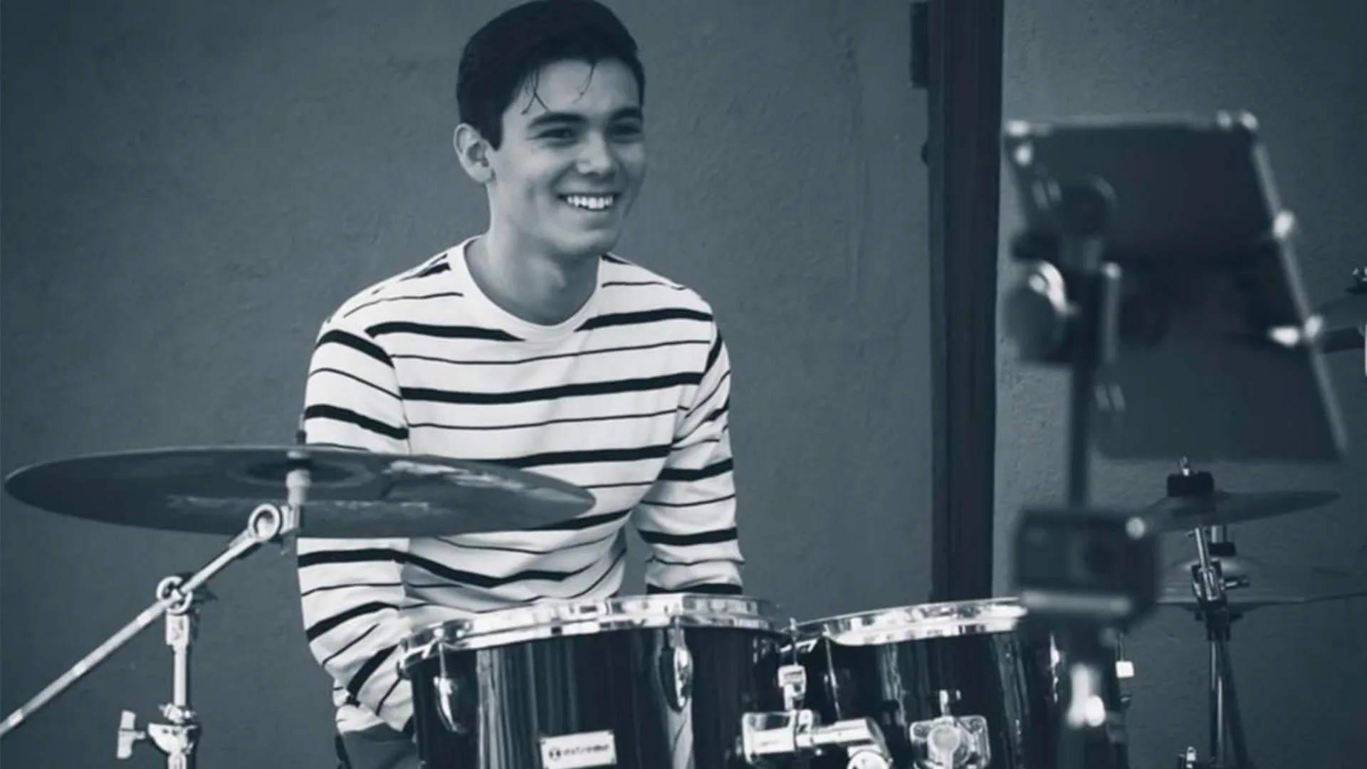 Juan Pablo tocando la batería