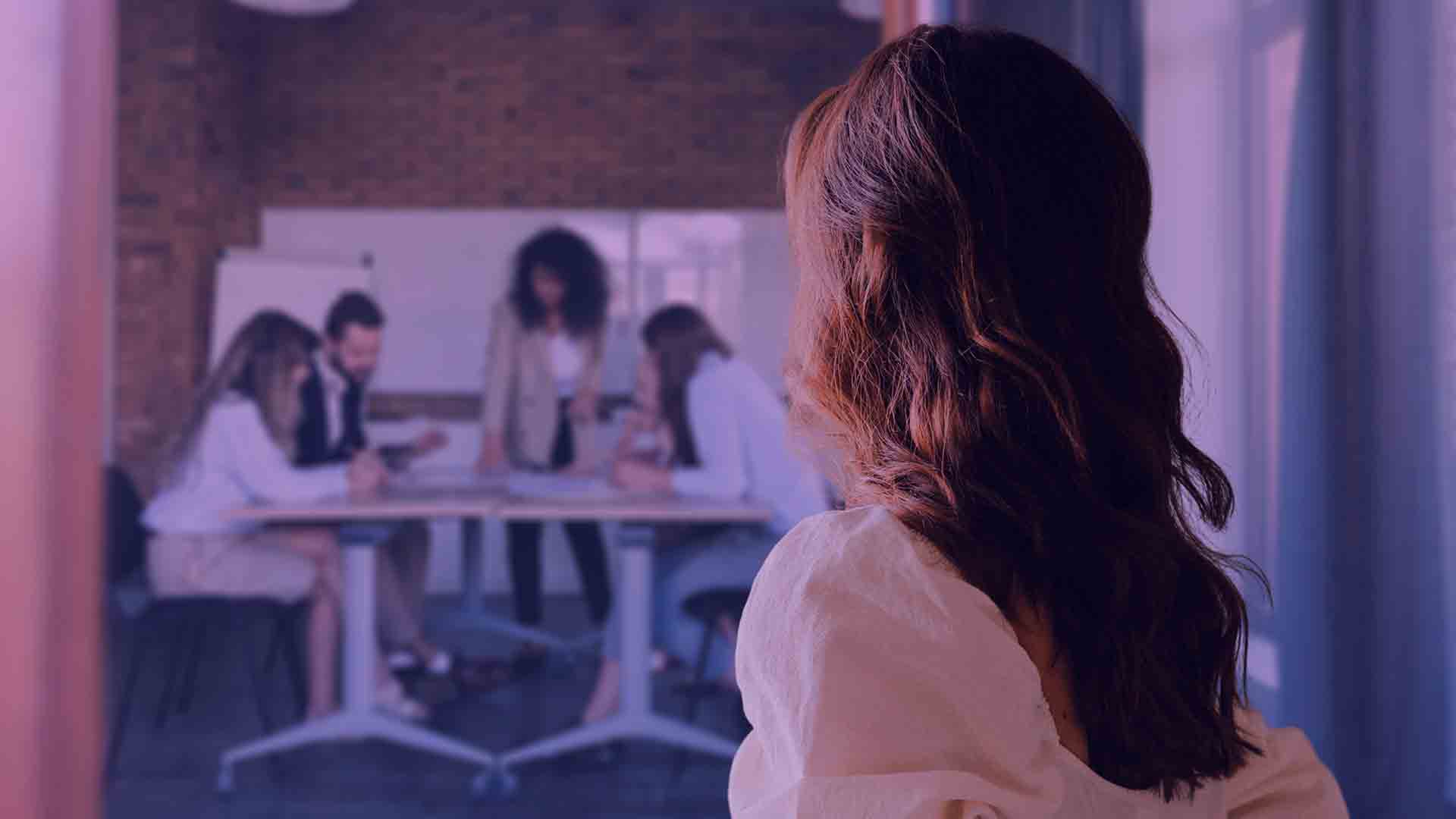 Mujeres dentro de los negocios.