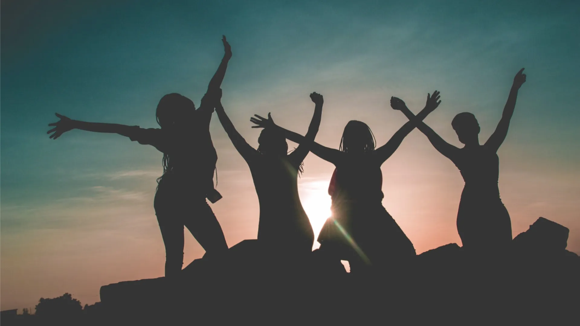 Imagen de mujeres saltando representando a las mujeres inspiradoras para las alumnas del Tec Campus San Luis Potosí 