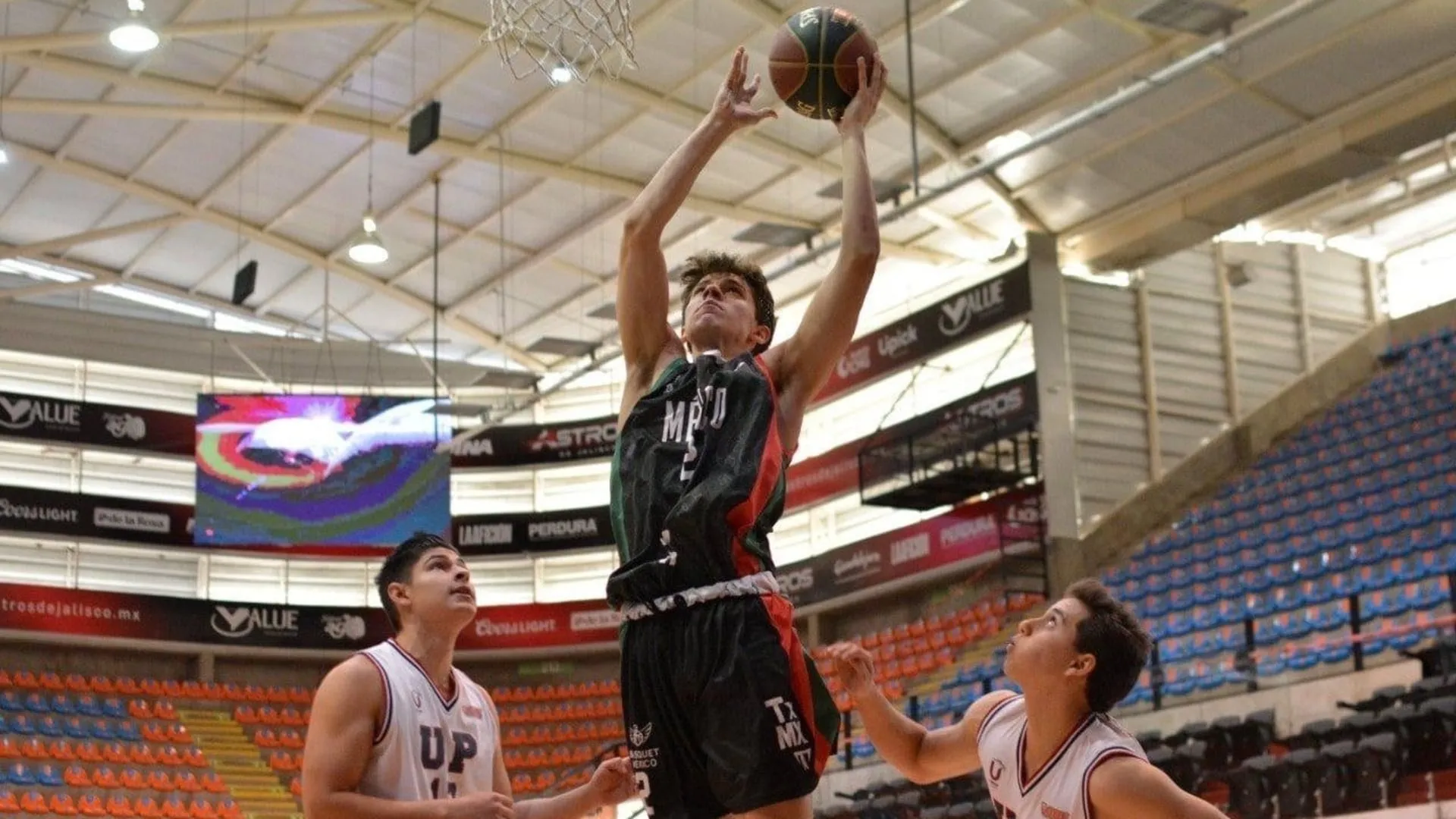 Reconocen a Alex García Williams por su trayectoria en el basquetbol.